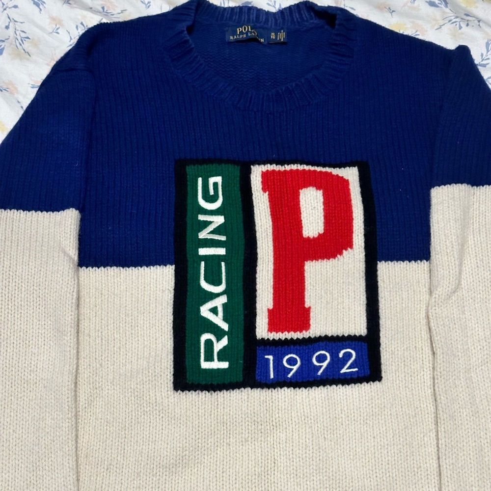 Selling this nice vintage sweater from the 90’s. A 🔥piece for your collection